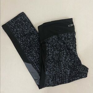 C9 by Champion sz med capris black and gray